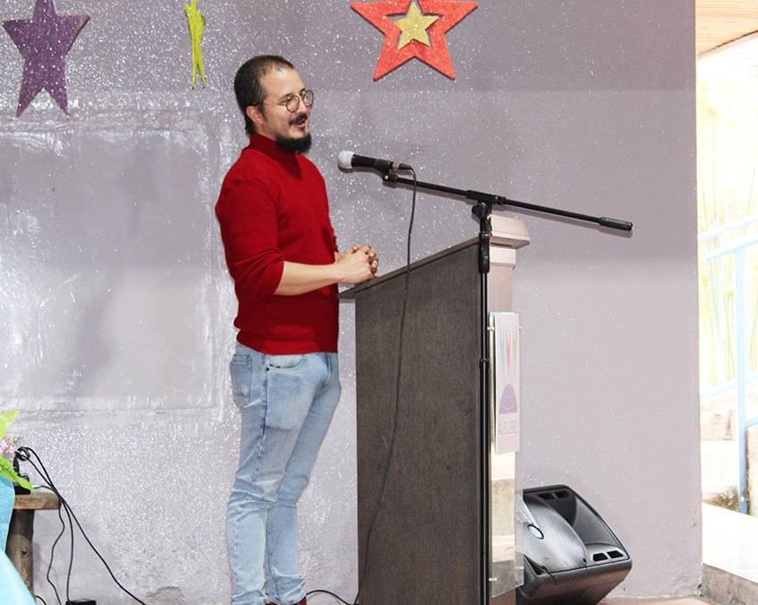 Escritor Manuel Felipe Álvarez Galeano dialoga con estudiantes de Ausubel High School