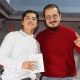Escritor entrega libro a estudiante