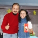 Entrega de libro a estudiante