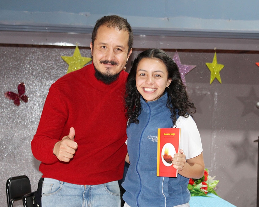 Entrega de libro a estudiante