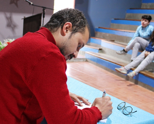 Escritor Manuel Felipe Álvarez Galeano firma libros que dona a Ausubel