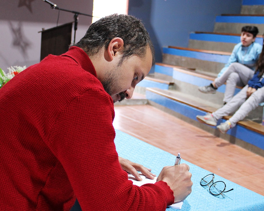 Escritor Manuel Felipe Álvarez Galeano firma libros que dona a Ausubel