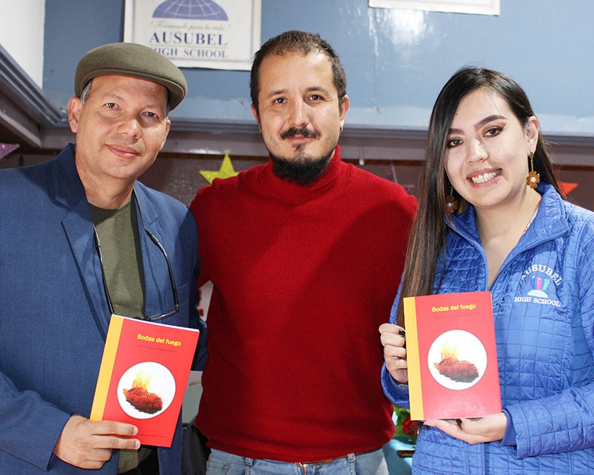 Donación de libros a docente y Coordinadora Académica Andrea Chuquín