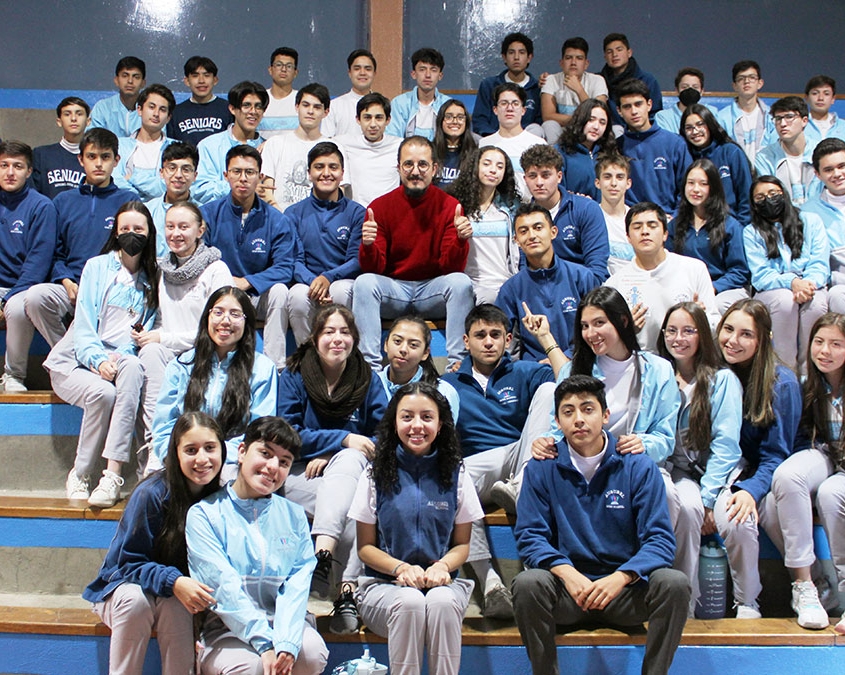escritor visita Ausubel High School