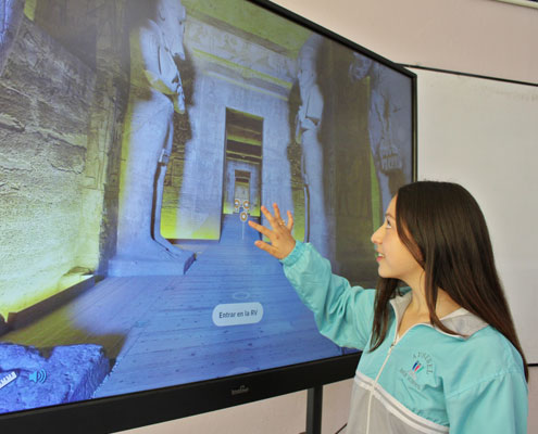 Aulas tecnológicas y enseñanza innovadora en colegio en Cuenca