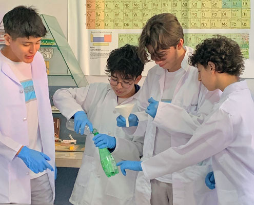 Estudiantes de Ausubel High School, uno de los mejores colegios de Cuenca, en actividades educativas
