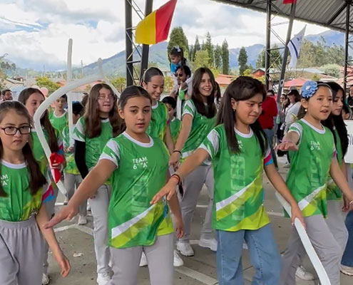 comunidad Ausubel Familias y estudiantes participando en actividades escolares en Ausubel High School Cuenca