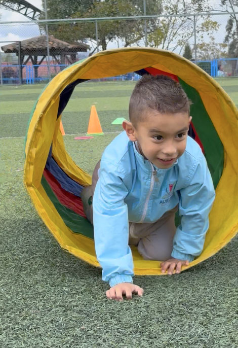 Niño de Inicial II aprendiendo jugando en Ausubel High School Cuenca