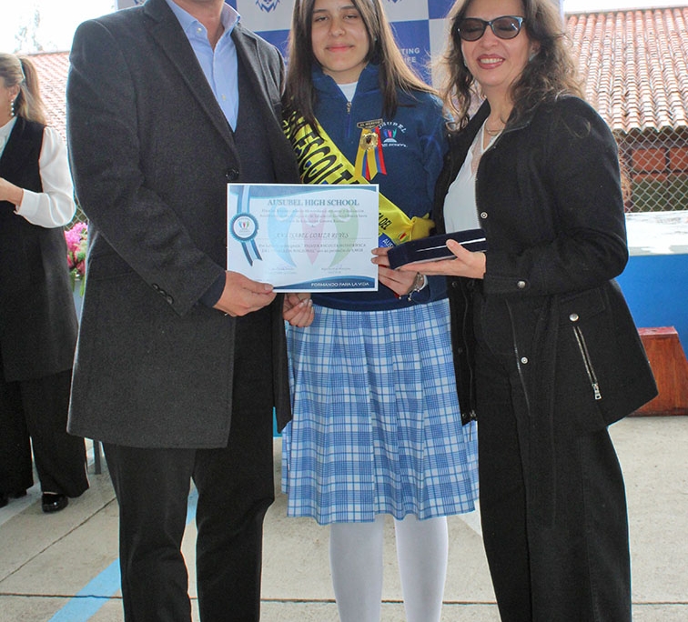 Reconocimientos honoríficos escolta Ecuador Ausubel High School Cuenca