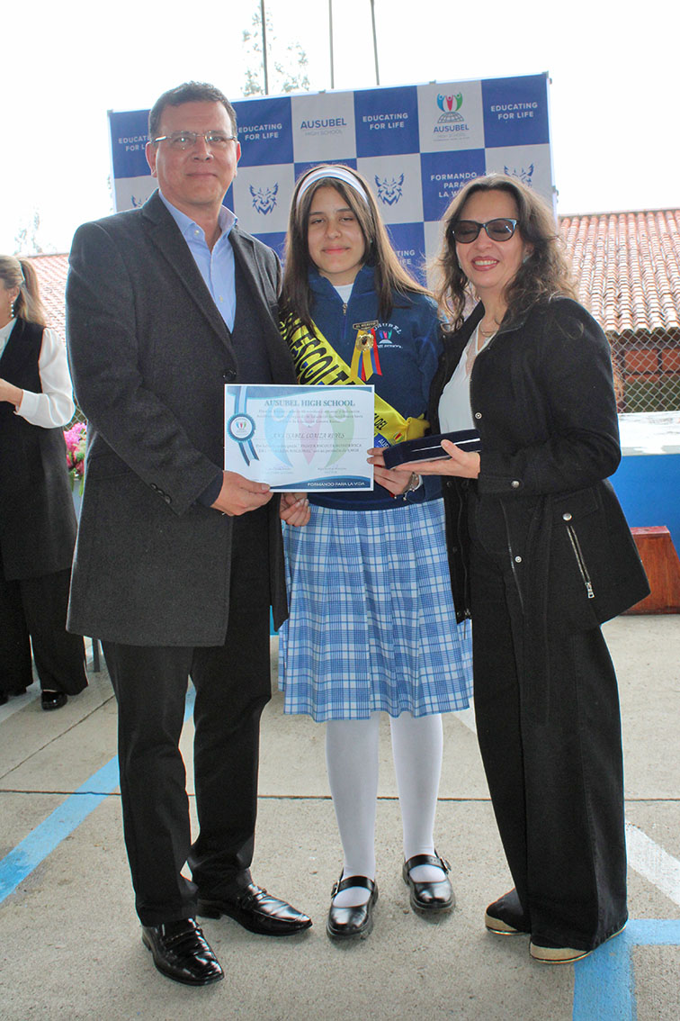 Reconocimientos honoríficos escolta Ecuador Ausubel High School Cuenca
