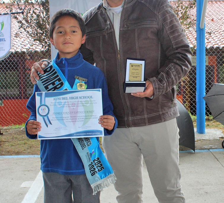 Reconocimientos honoríficos primer escolta Ausubel High School Cuenca