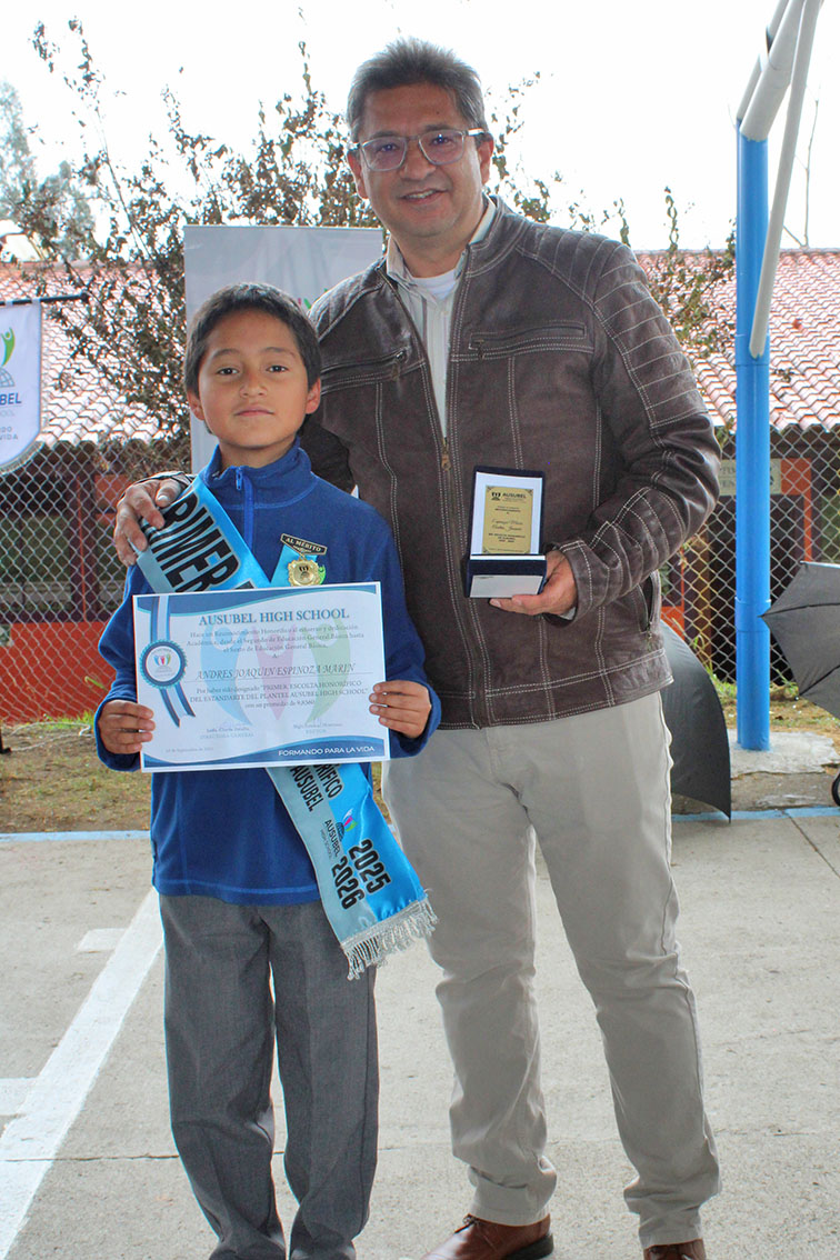 Reconocimientos honoríficos primer escolta Ausubel High School Cuenca