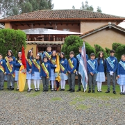Estudiantes de Ausubel High School en ceremonia de abanderados
