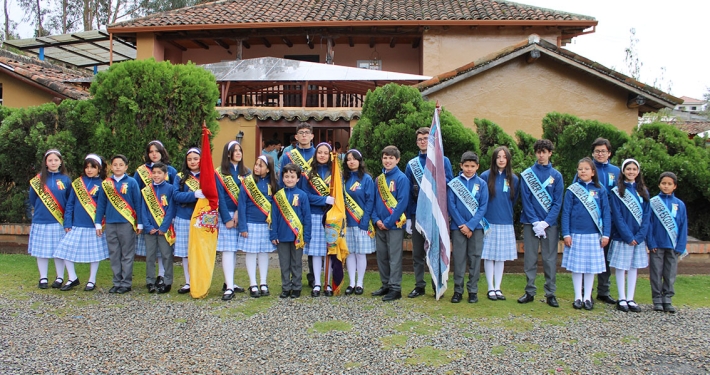 Estudiantes de Ausubel High School en ceremonia de abanderados