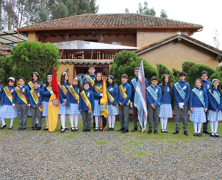 Estudiantes de Ausubel High School en ceremonia de abanderados