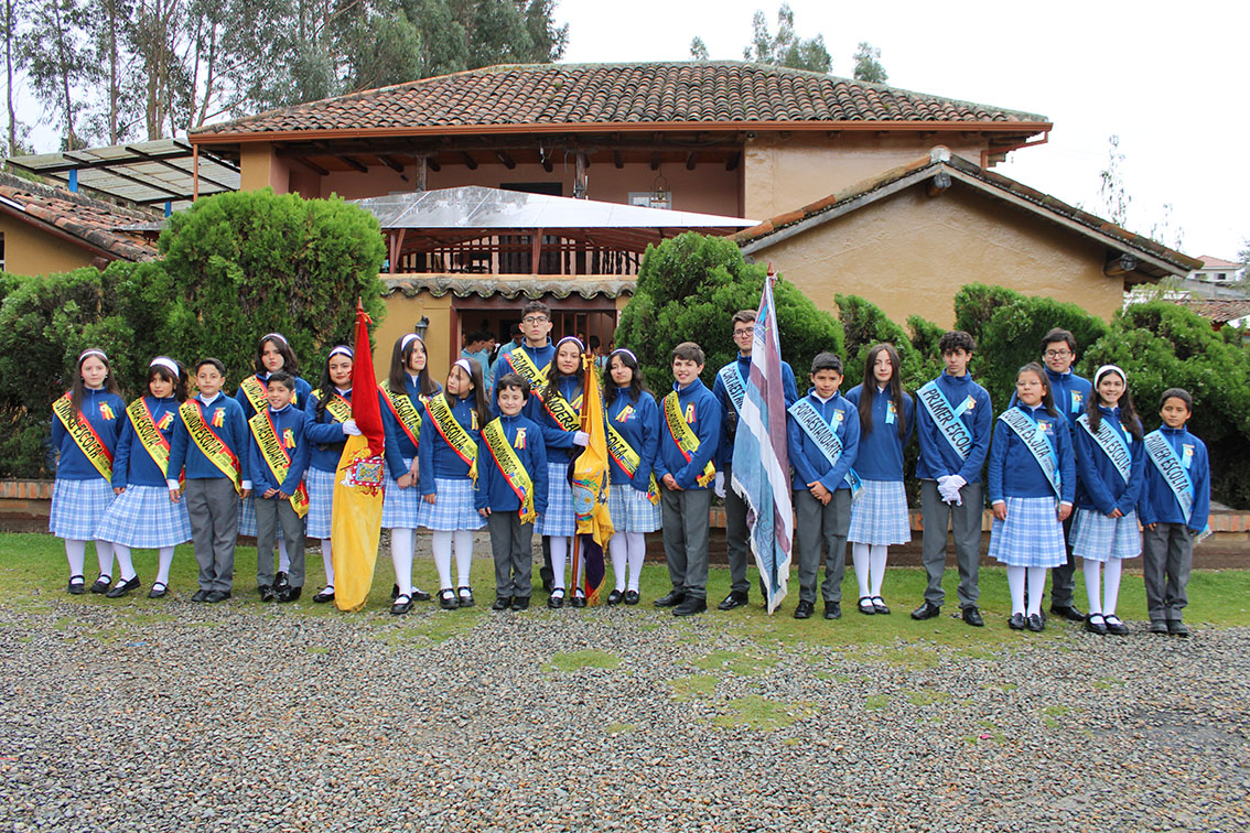 Estudiantes de Ausubel High School en ceremonia de abanderados