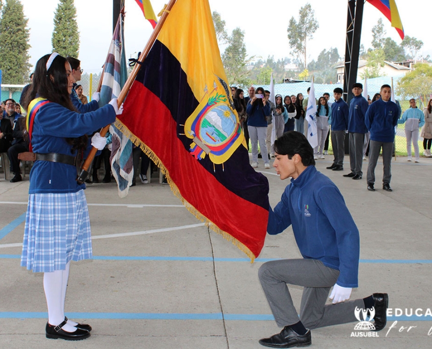 Estudiantes de Ausubel High School en ceremonia de abanderados - momentos Ausubel Cuenca
