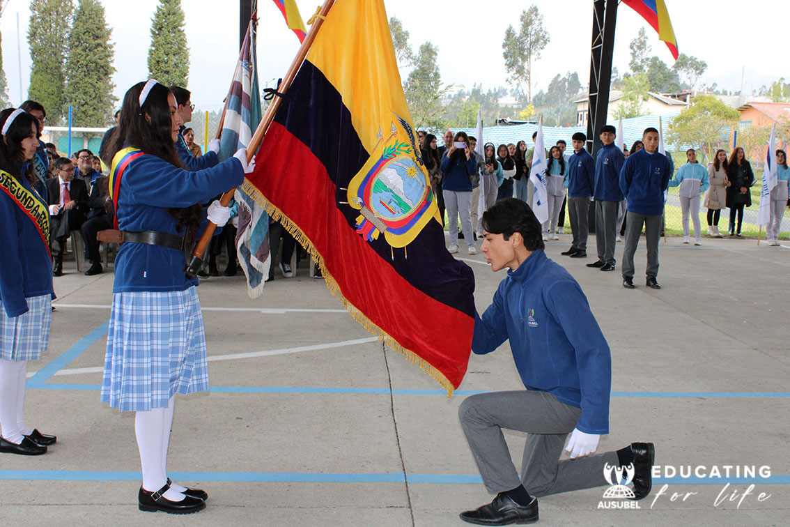 Estudiantes de Ausubel High School en ceremonia de abanderados - momentos Ausubel Cuenca