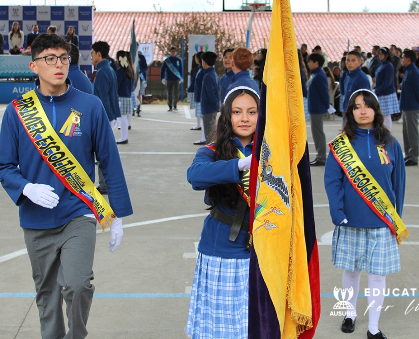 Estudiantes de Ausubel High School en ceremonia de abanderados - momentos Ausubel Cuenca