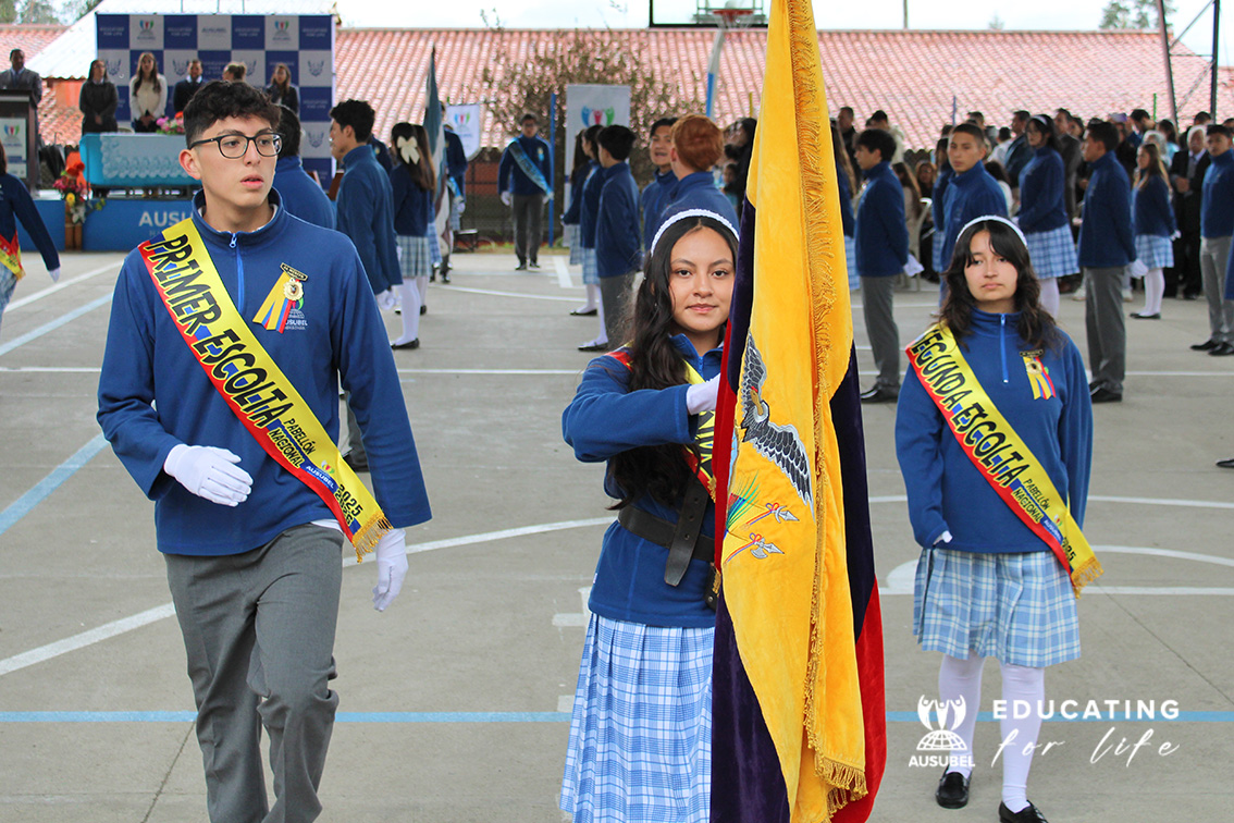 Estudiantes de Ausubel High School en ceremonia de abanderados - momentos Ausubel Cuenca