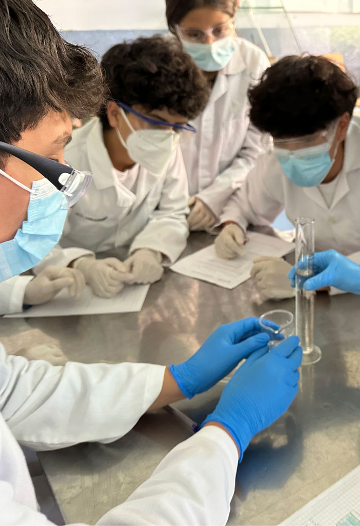 Estudiantes en laboratorio de ciencias aprendiendo haciendo en Ausubel High School Cuenca
