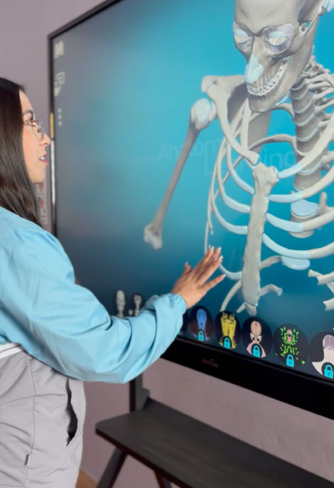 Estudiante de bachillerato de Ausubel High School participando en clases