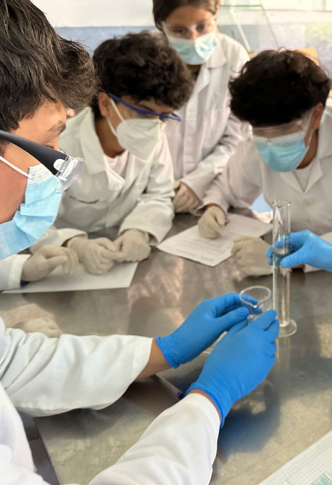 Estudiantes en laboratorio de ciencias aprendiendo haciendo en Ausubel High School Cuenca
