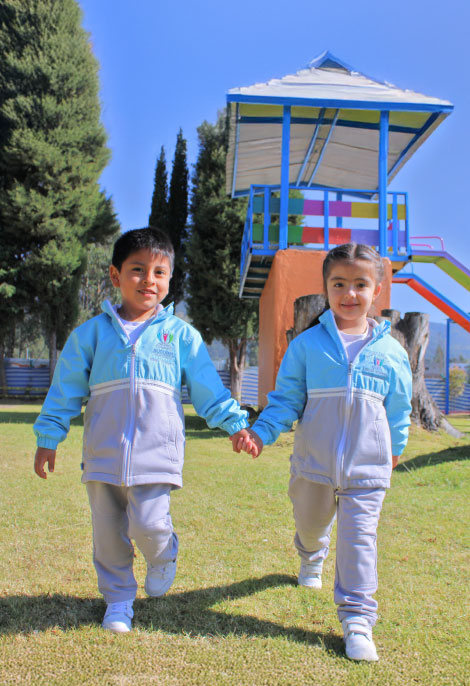 Niños de escuela en Ausubel High School compartiendo actividades que fomentan valores
