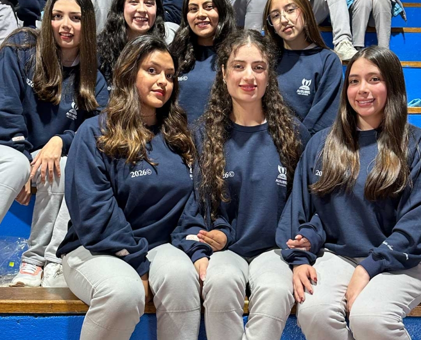 Estudiantes mujeres con chompas de promocion Ausubel