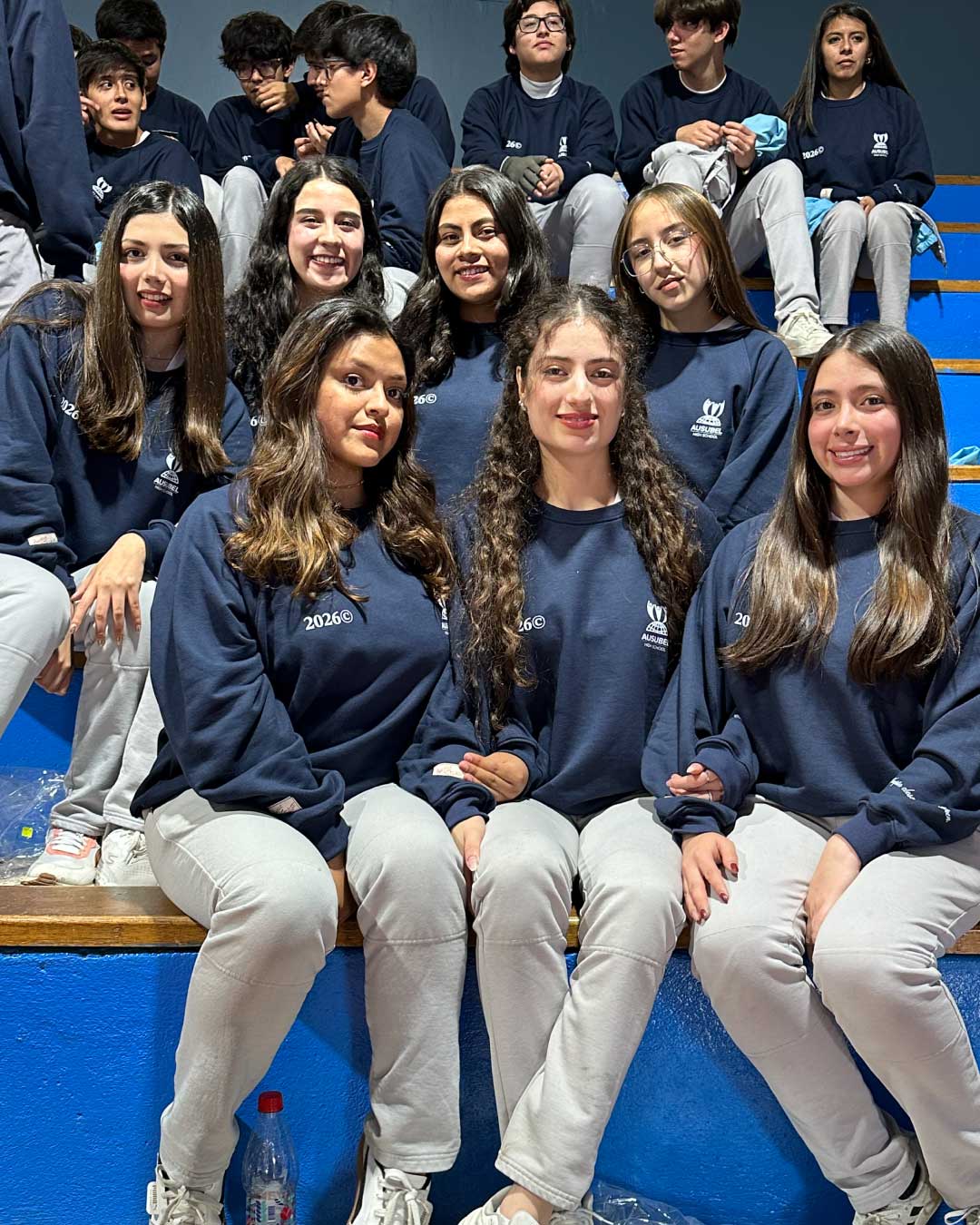Estudiantes mujeres con chompas de promocion Ausubel