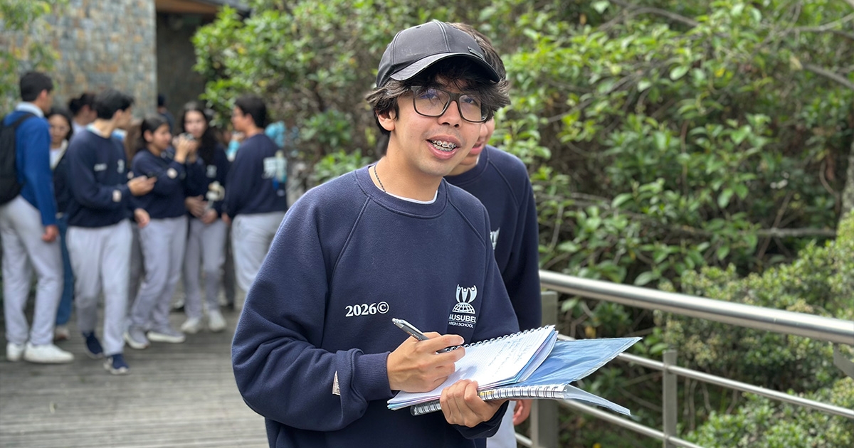 Estudiantes tomando apuntes en salida pedagógica