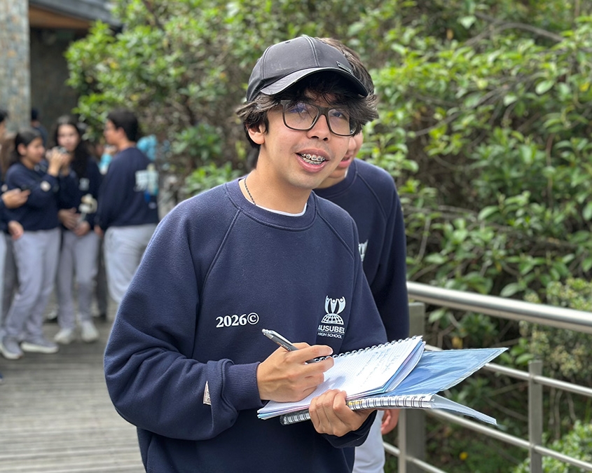 Estudiantes tomando apuntes en salida pedagógica