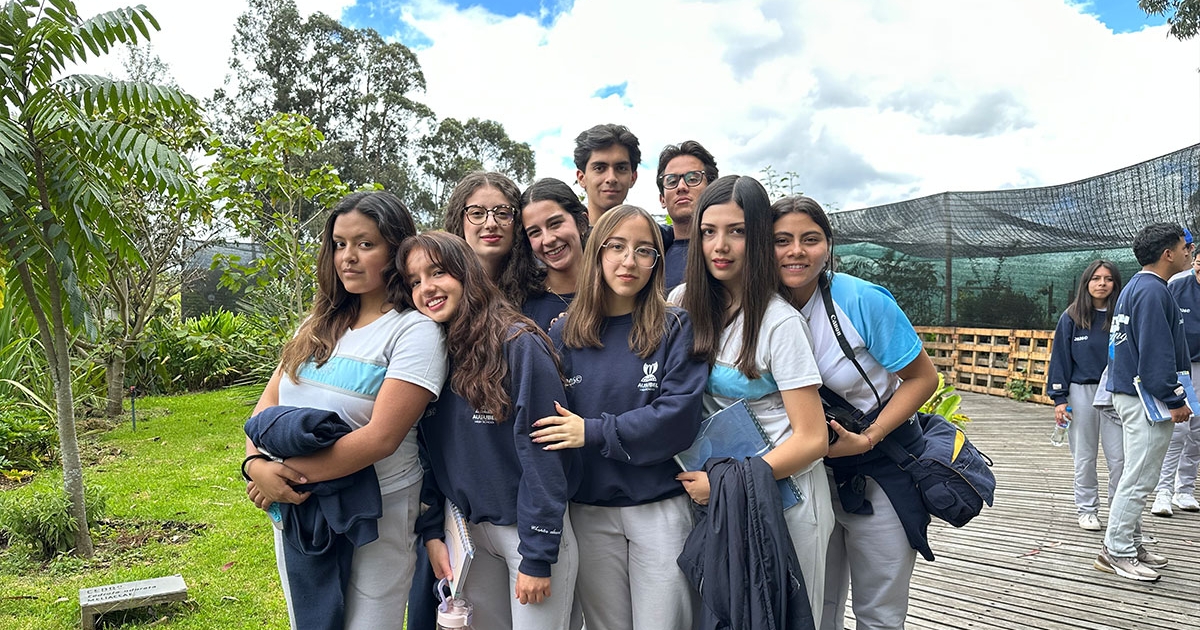 Estudiantes de Ausubel High School en salida Pedagógica