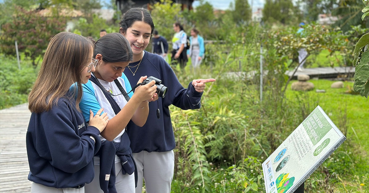 Estudiantes tomando fotos en Jardín Botánico