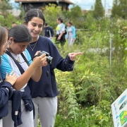 Estudiantes tomando fotos en Jardín Botánico