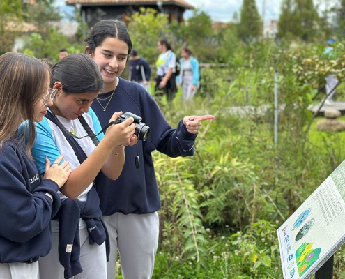 Estudiantes tomando fotos en Jardín Botánico