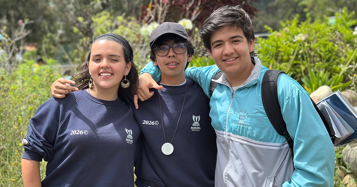 Estudiantes de Ausubel sonríen en salida pedagógica