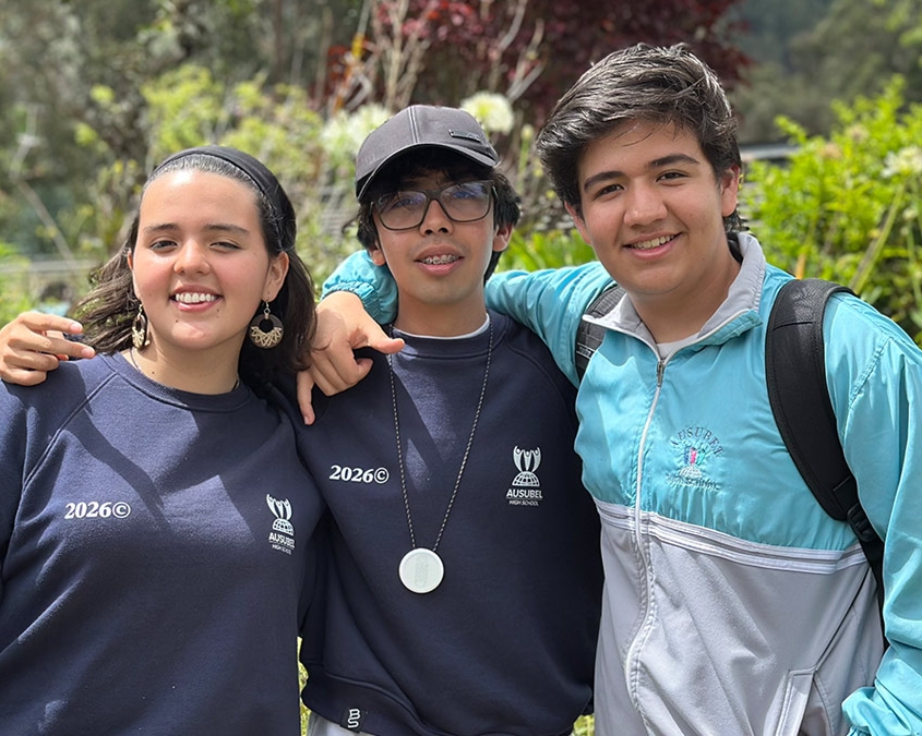 Estudiantes de Ausubel sonríen en salida pedagógica