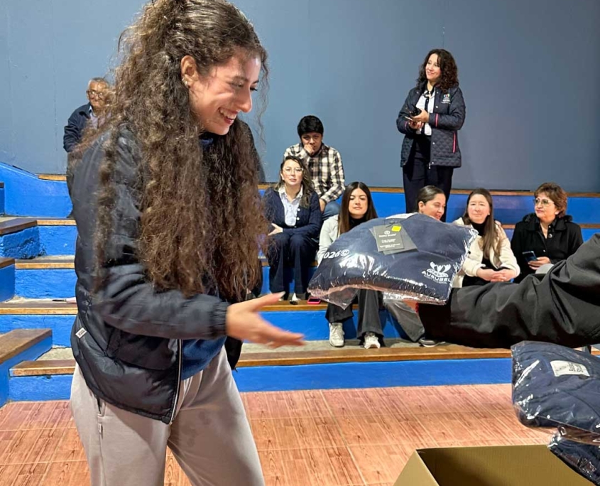 entrega de chompa de promoción 2026