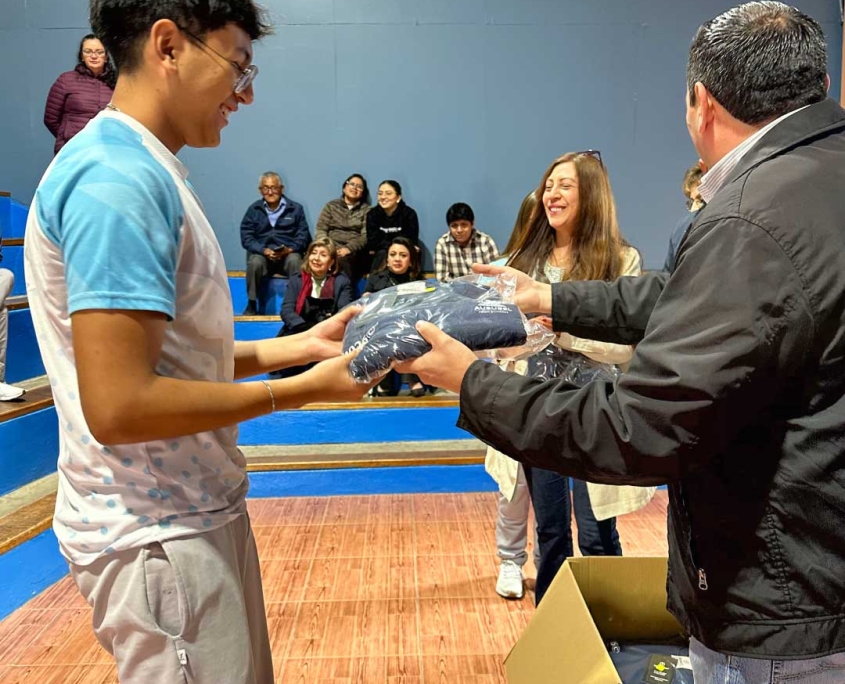 entrega de chompa promocion a estudiante