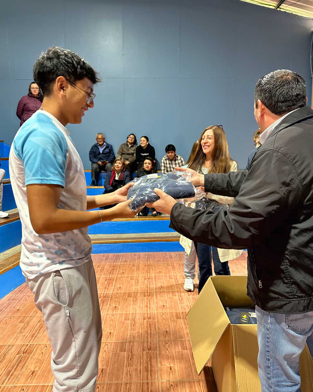 entrega de chompa promocion a estudiante