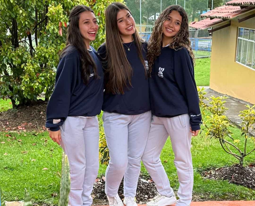 estudiantes con chompas de promocion