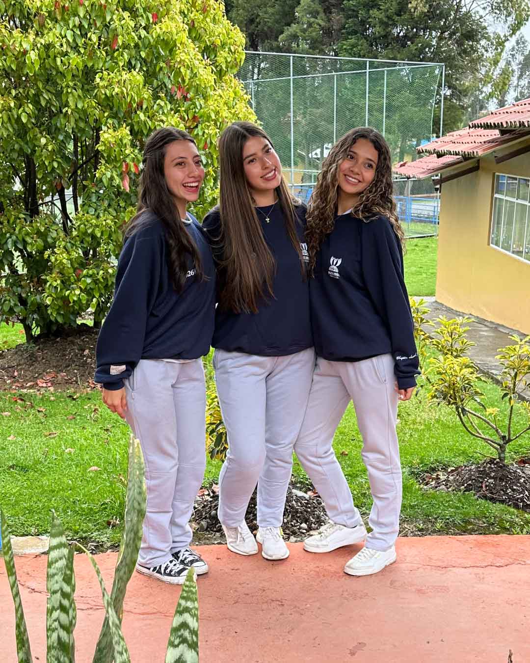 estudiantes con chompas de promocion