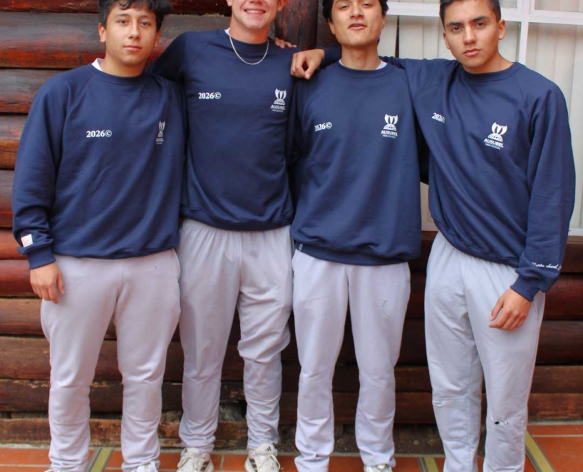 grupo de estudiantes con chompa de promocion