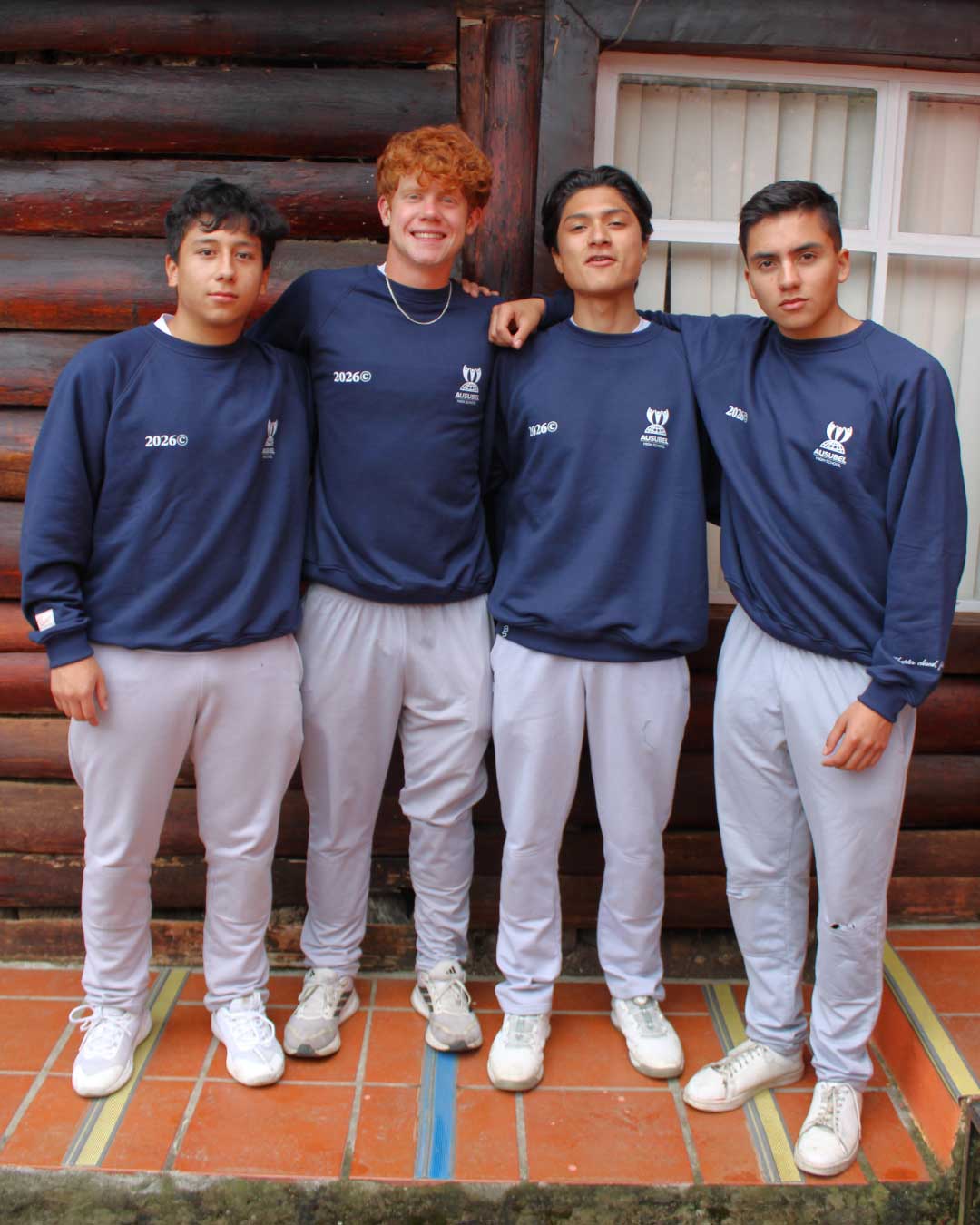 grupo de estudiantes con chompa de promocion