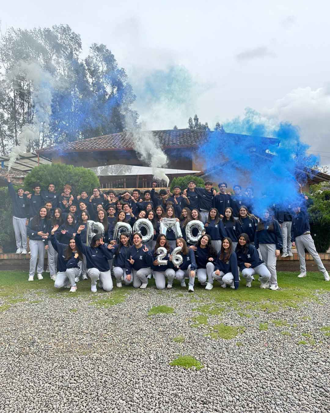 promocion 2026 con chompas de promocion