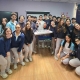 Estudiantes de Ausubel High School celebrando la premiación del Spooky Day con pizza