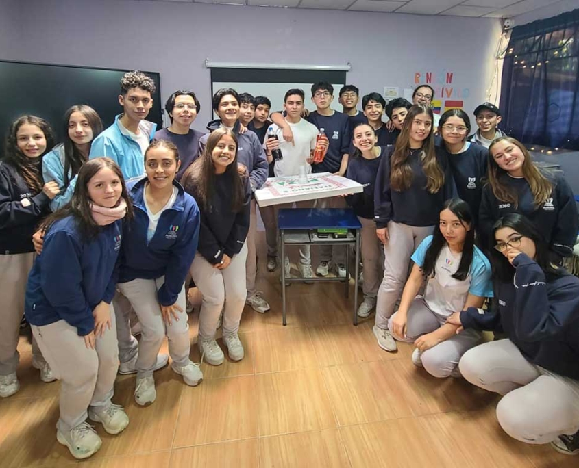 Estudiantes de Ausubel High School celebrando la premiación del Spooky Day con pizza