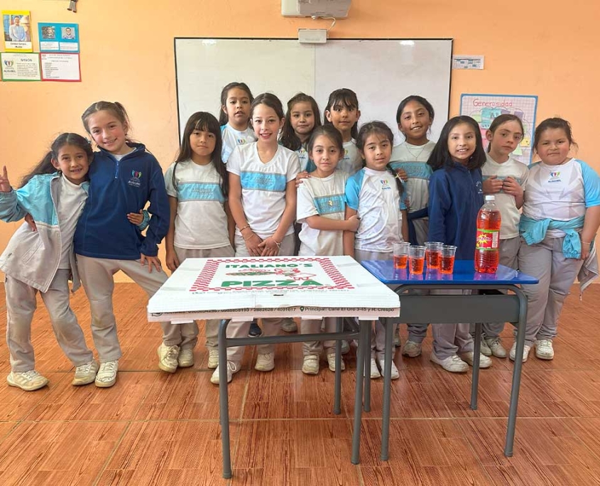 Foto grupal de estudiantes tras la premiación del Spooky Day